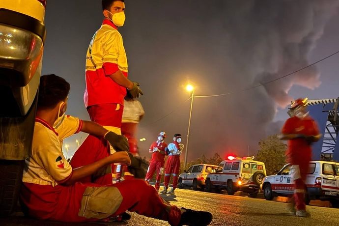 عملیات امدادگران هلال احمر در حادثه اسکله رجایى