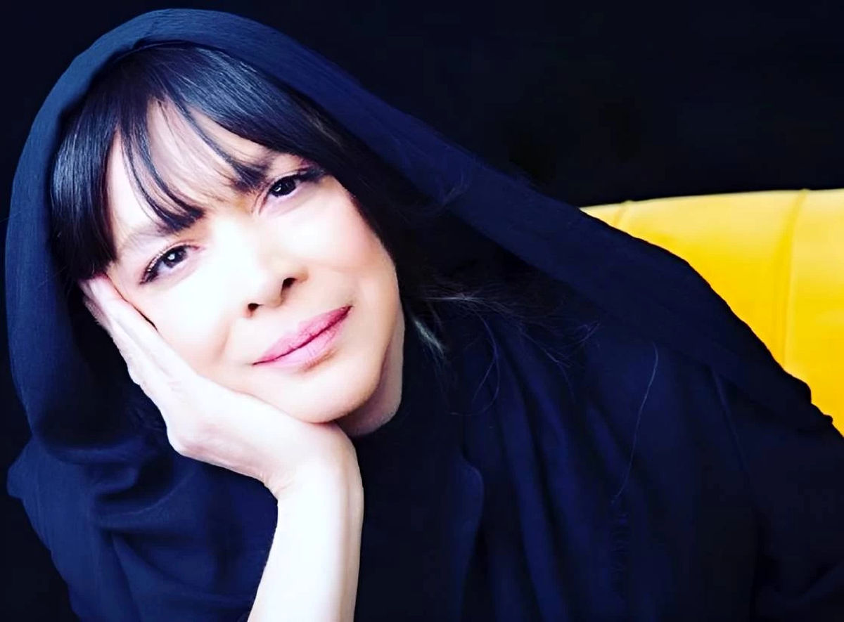 خانه ابدی و سنگ مزار خاص بیتا فرهی با گل آرایی منحصر به فرد
