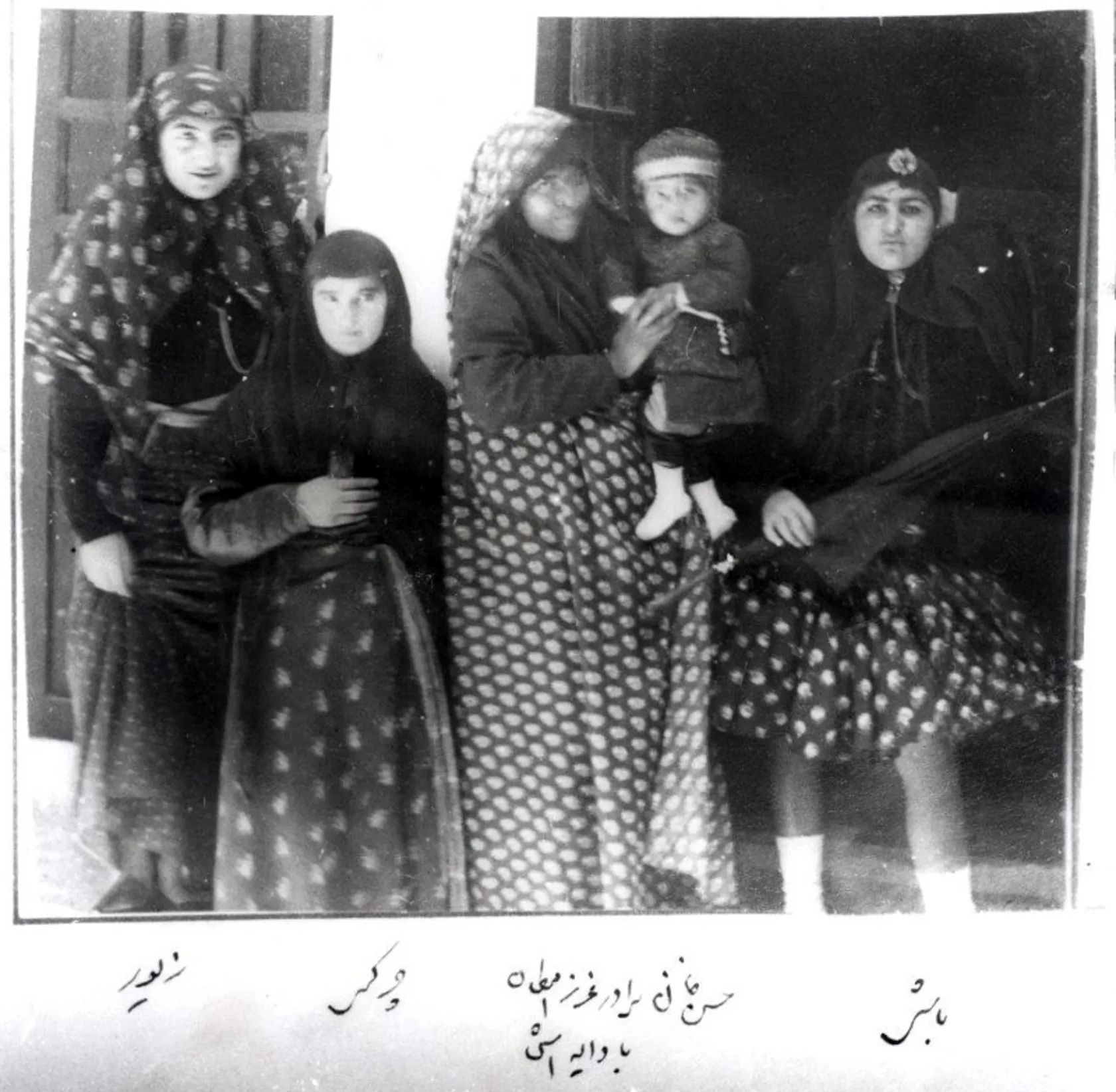 سفر به عصر قجر؛ زنان ناصرالدین شاه برای دوربین ژست می‌گیرند!