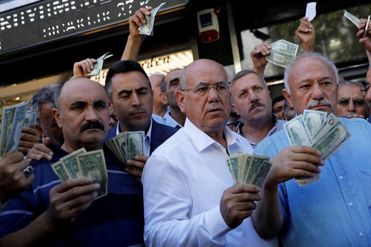 پیش بینی قیمت دلار پنجشنبه ۱۶ مرداد 1404؛ عقب نشینی دلار با امید به مذاکره