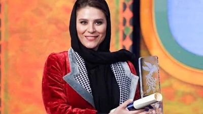 استایل‌ هانیه توسلی در دهه 60؛ خانم بازیگر با مقنعه و فکل هم زیباست