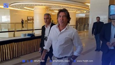 تقدیر ویژه ساپینتو از پیشکسوتان با گل رز آبی