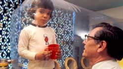 پسرک درون حباب؛ داستان تلخ زندگی و مرگ کودکی که کل عمرش را درون پلاستیک گذراند