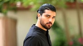 نگاهی به مدل ماشین شاسی بلند جنجالی سینا مهراد بازیگر سریال ازیادرفته + عکس