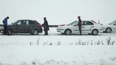 هشدار پلیس راه به رانندگان؛ لغزندگی 11 محور و بارش برف و باران