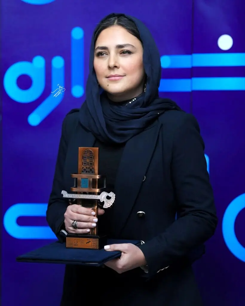 کت سرمه‌ای هدی زین‌العابدین