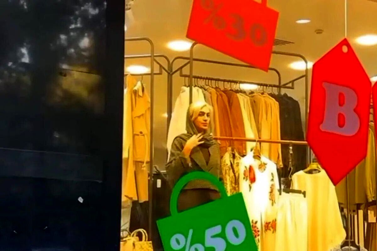 مانکن زنده در ویترین فروشگاههای تهران جنجال به پا کرد + فیلم