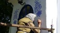 طراحی دیدنی پیرزن ۹۰ ساله بر روی دیوارهای روستا + عکس