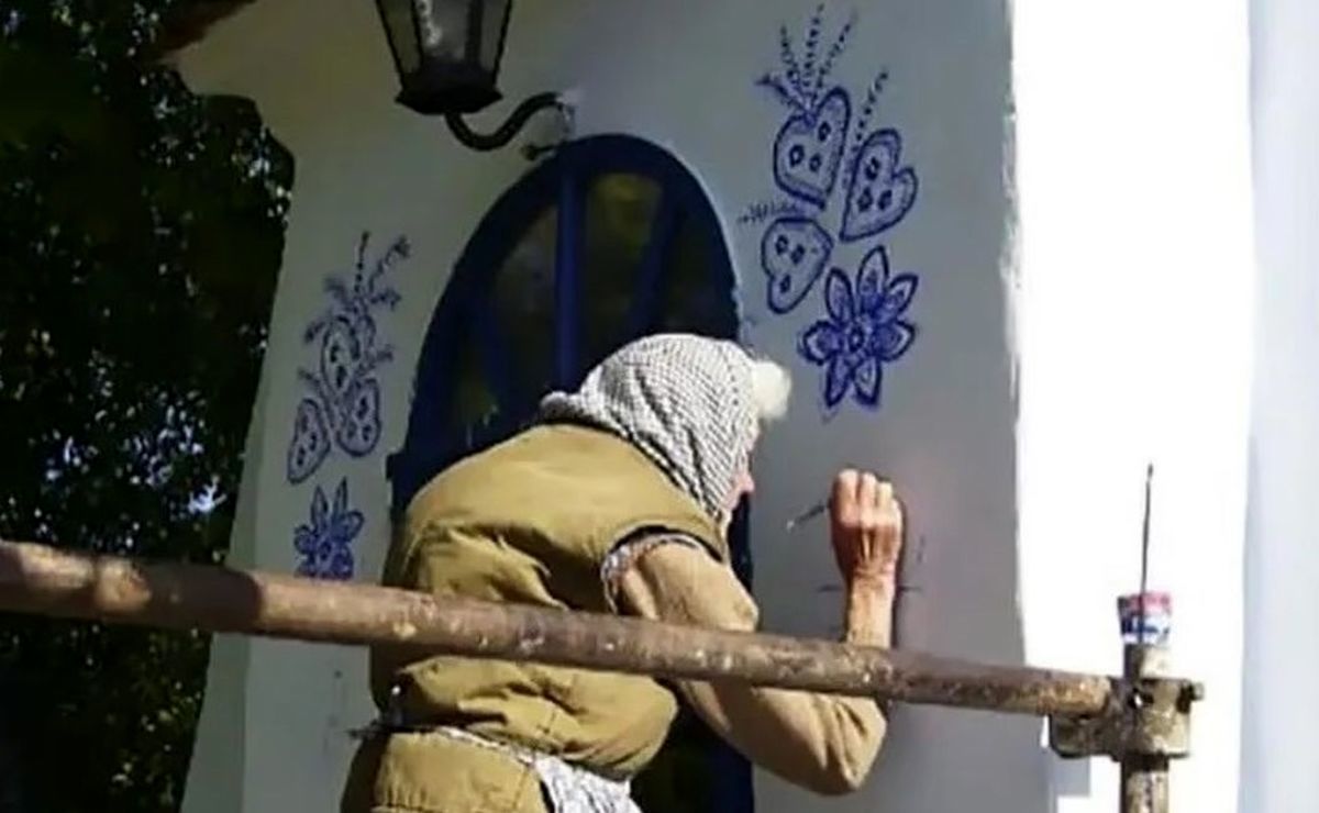 طراحی دیدنی پیرزن ۹۰ ساله بر روی دیوارهای روستا + عکس