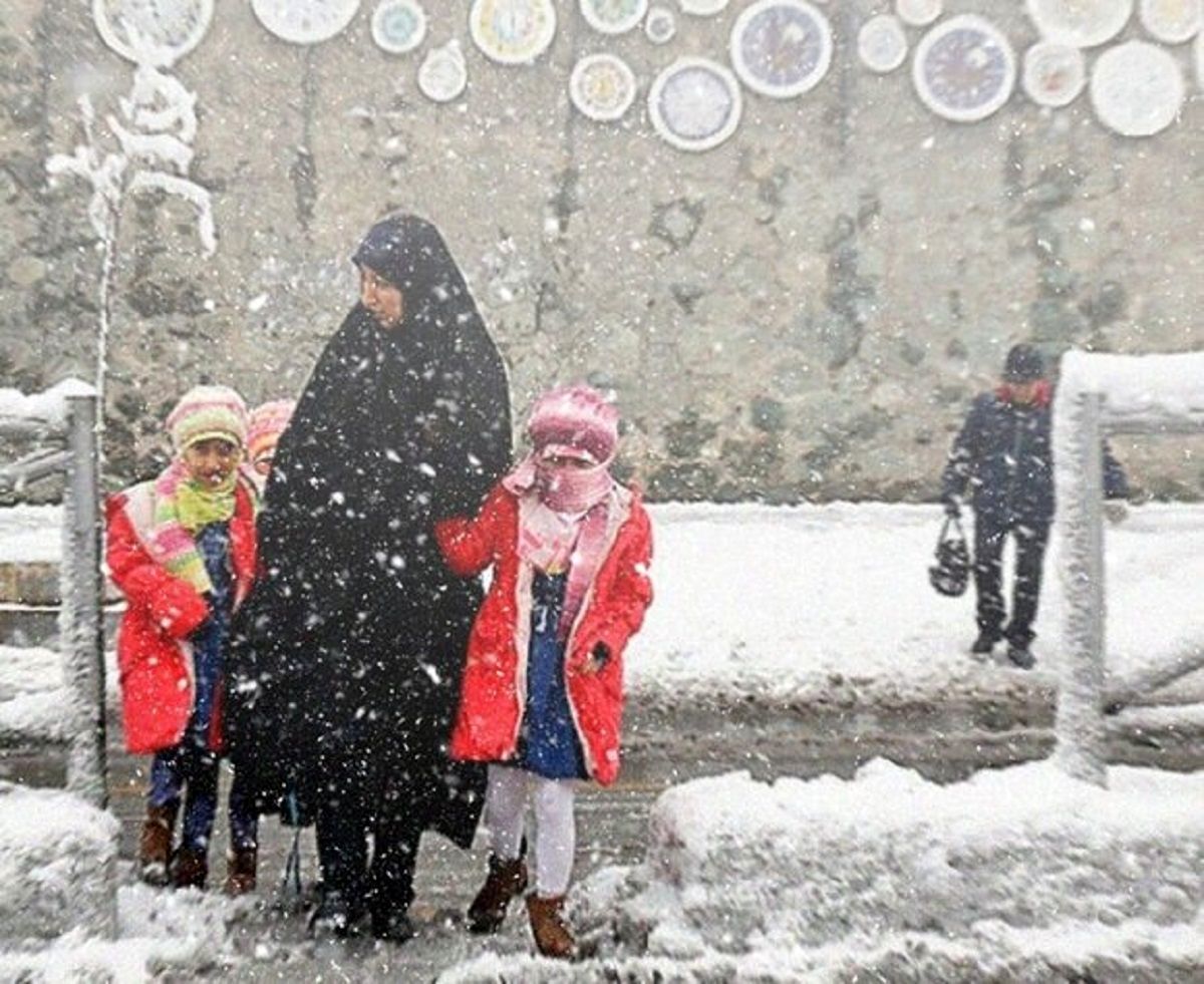 شاهکاری دیگر در مدارس ایران؛ قفل مدرسه یخ زده