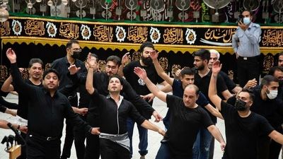 سیاه‌پوش کردن حرم مطهر امام حسین به مناسبت فرا رسیدن ماه محرم + عکس