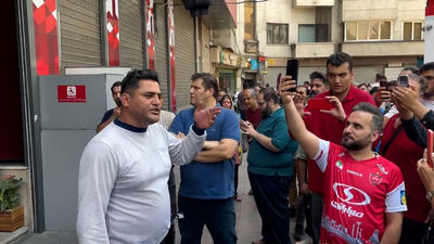 هواداران پرسپولیس در پی ورود به ساختمان بانک شهر