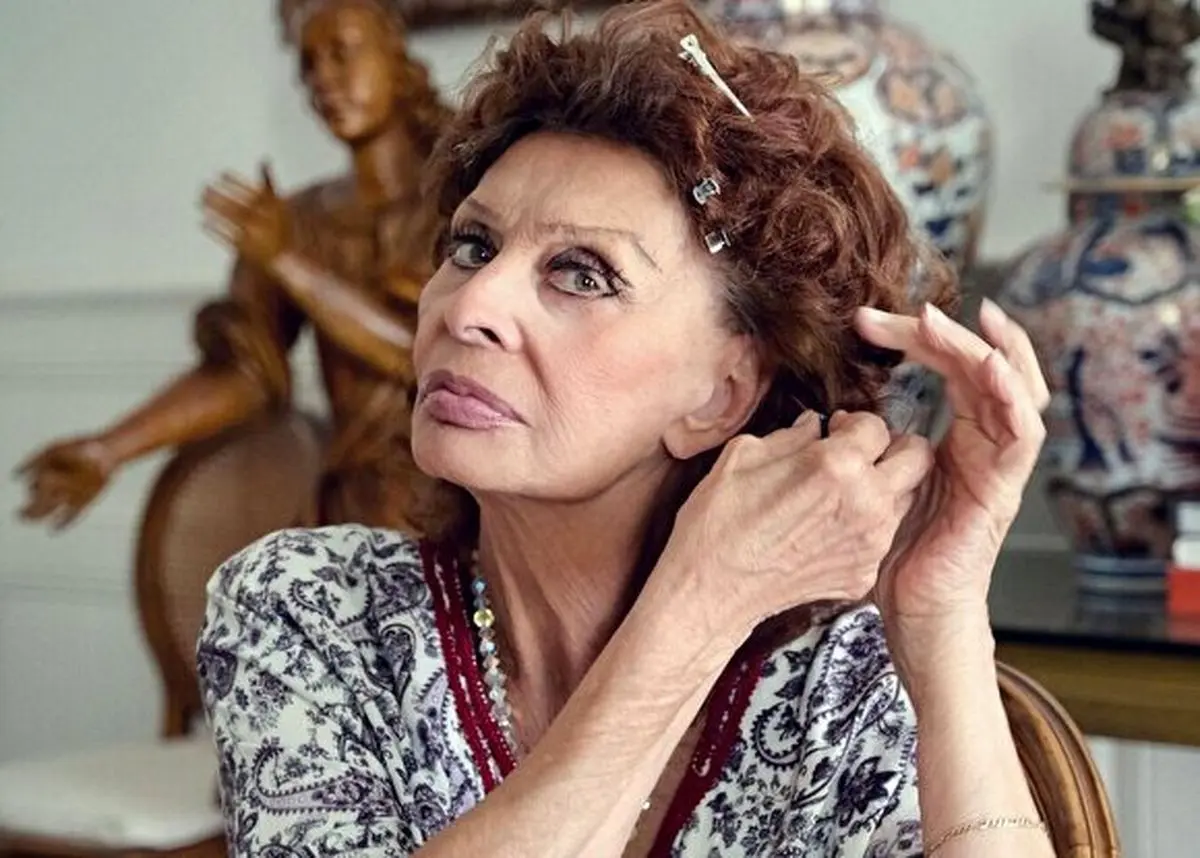 سفر در زمان | چهره «سوفیا لورن» بازیگر آمریکایی در 23 سالگی پشت صحنه یک فیلم در لیبی، سال 1335