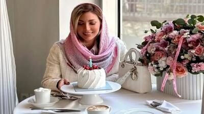 طرز تهیه کیک ۸ قاشقی‌بدون نیاز به فر و همزن؛ دسری ساده برای عصرونه 
