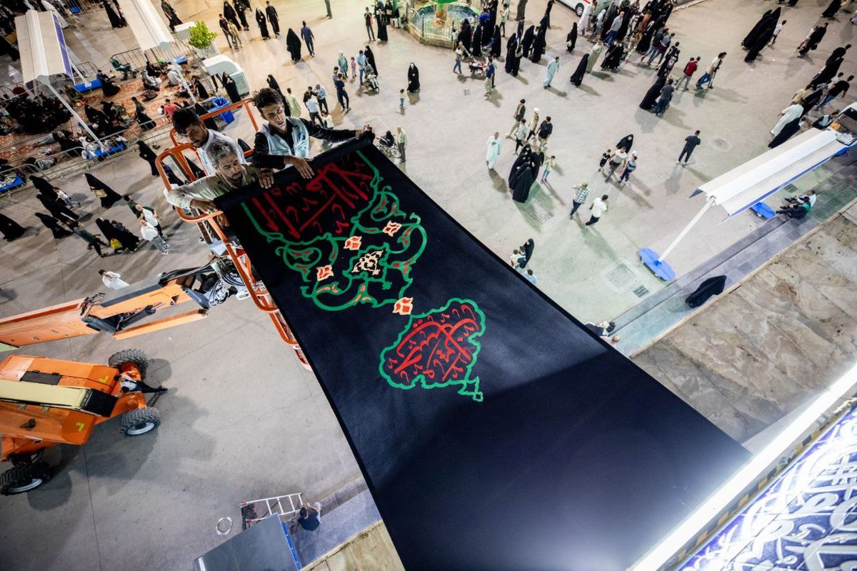 سیاه‌پوش کردن حرم مطهر امام حسین به مناسبت فرا رسیدن ماه محرم + عکس