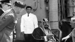 سفر در زمان؛ «پادشاه اول عربستان و اطرافیان در حال خوردن یک شتر کامل»؛ سال 1325