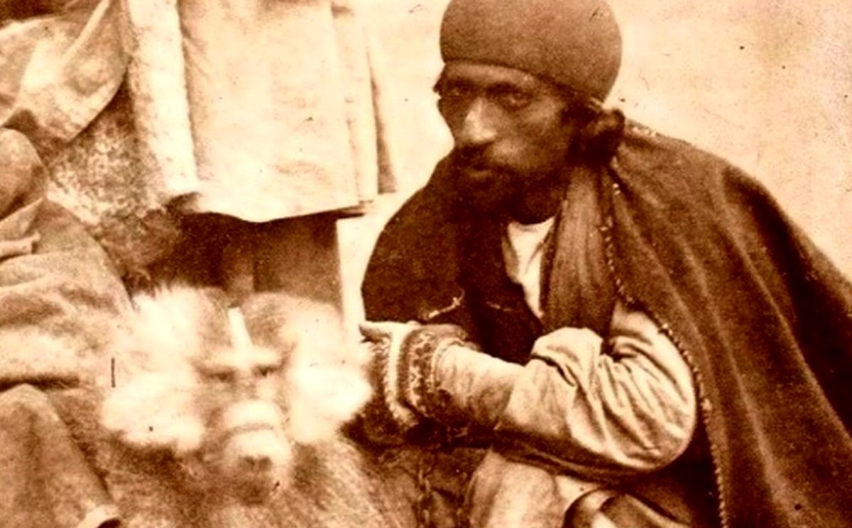 سفر به عصر قاجار؛ عکس های عجیب میمون‌بازها و مارگیرهای ایرانی در دوران قاجار