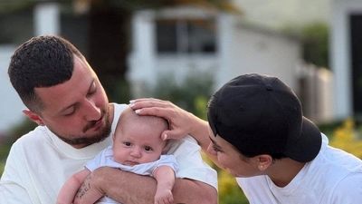 عکس بابک جهانبخش و همسر دومش در شمال و لب ساحل دریا !
