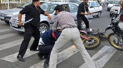 حمله با قمه‌ به خودروی پلیس