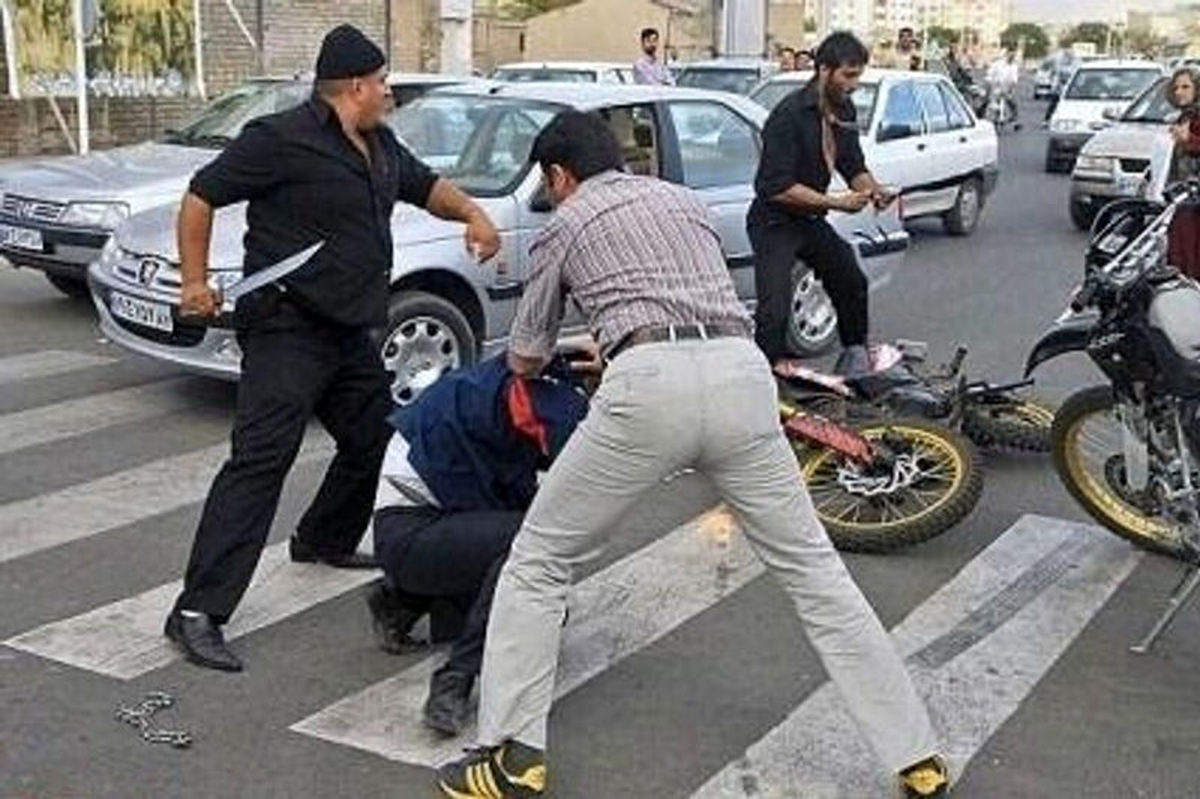 حمله با قمه به خودروی پلیس