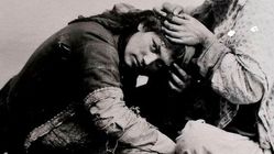 سفر به عصر قاجار؛ عکسی از یک زن شپش‌گیر 