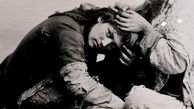 سفر به عصر قاجار؛ عکسی از یک زن شپش‌گیر 