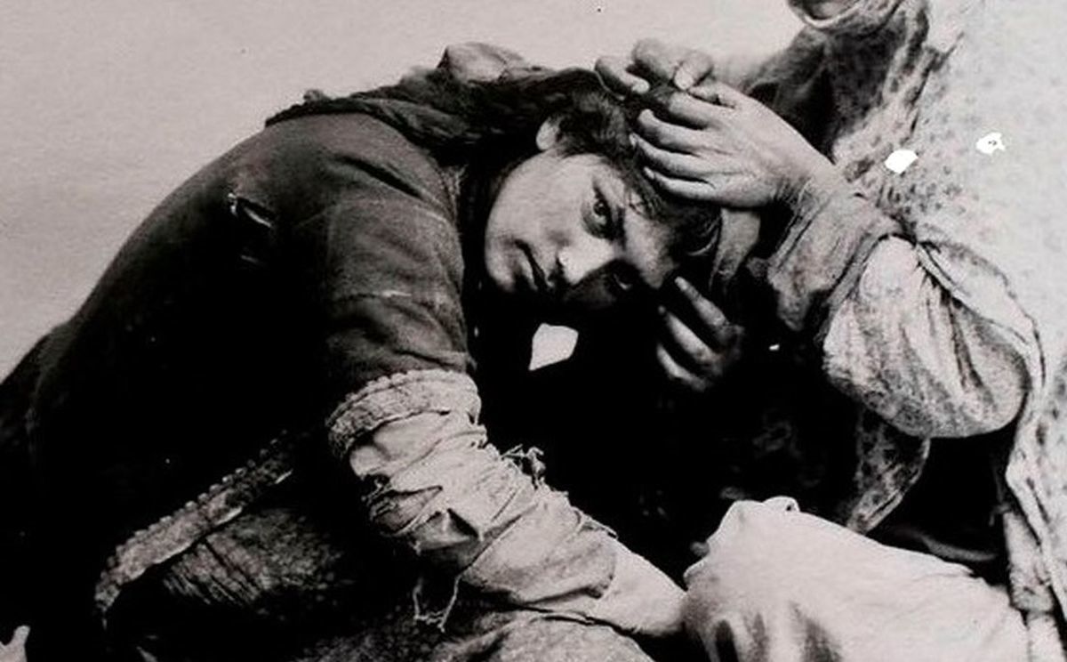 سفر به عصر قاجار؛ عکسی از یک زن شپشگیر