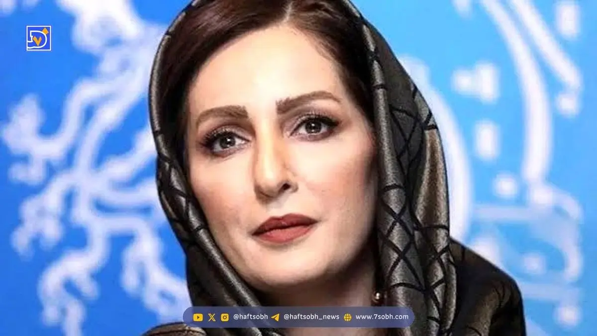 نگاهی به دکوراسیون راه پله خانه شقایق دهقان به سبک سنتی و تمام چوب که آدم رو یاد خونه های قدیمی و باصفا میندازه/ پسر کپی پیست پدر شده!