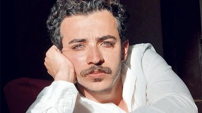 پیکر بامداد بیات روی دوش حامی و مانی رهنما تشییع شد