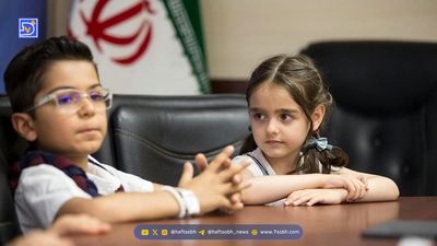 سفر در زمان | «جواد خردسالِ» سریال بچه مهندس در کنار مادرش در کیش؛ سال 96