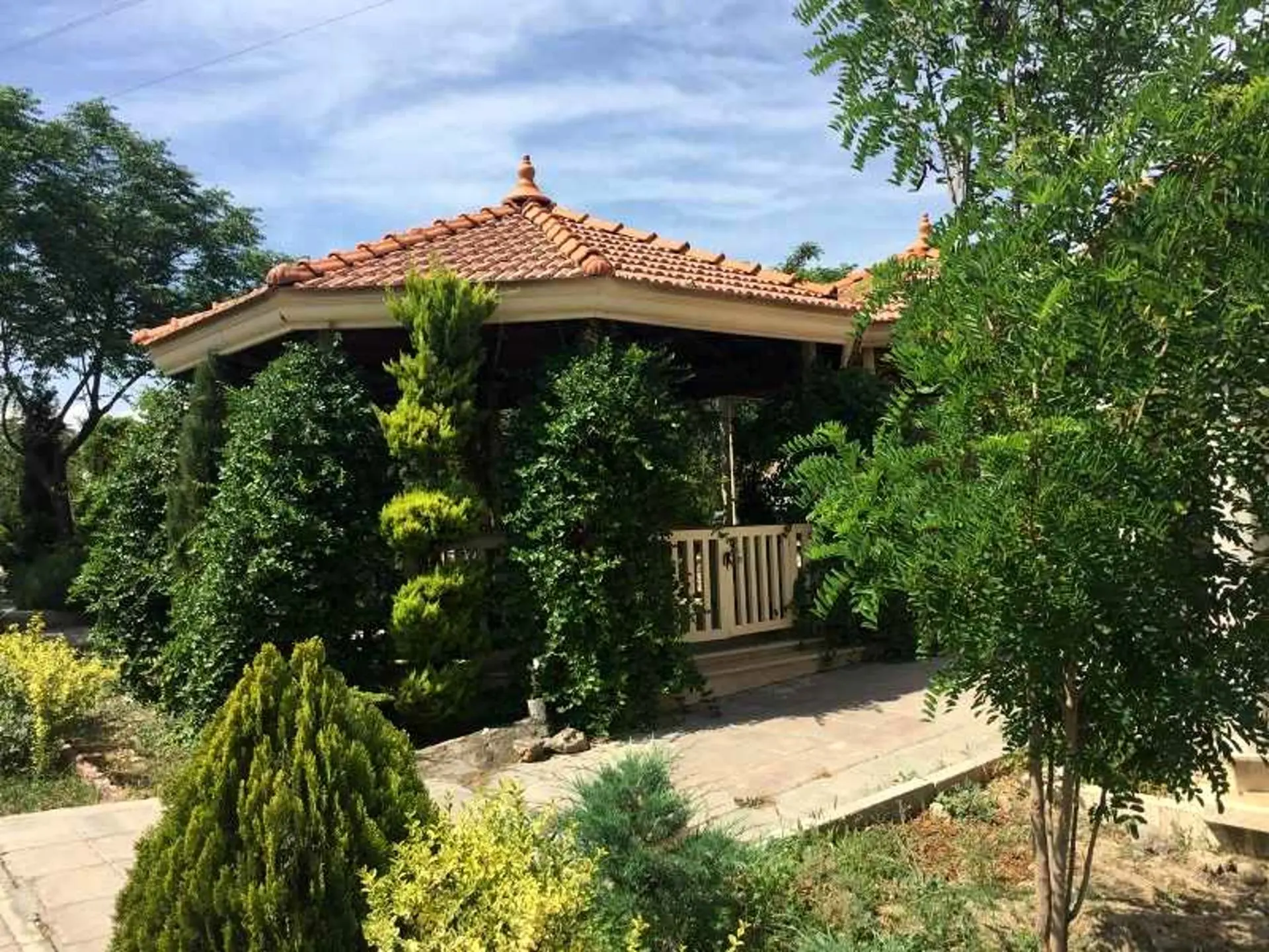 گل‌کاری‌های کنار مزارهای بهشت بی بی سکینه؛ منبع عکس: گوگل‌مپ؛ عکاس: pasha hejazi