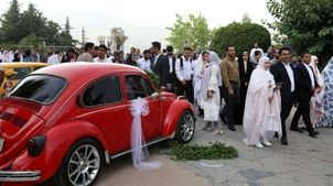 جشن عروسی روی پل طبیعت + تصاویر