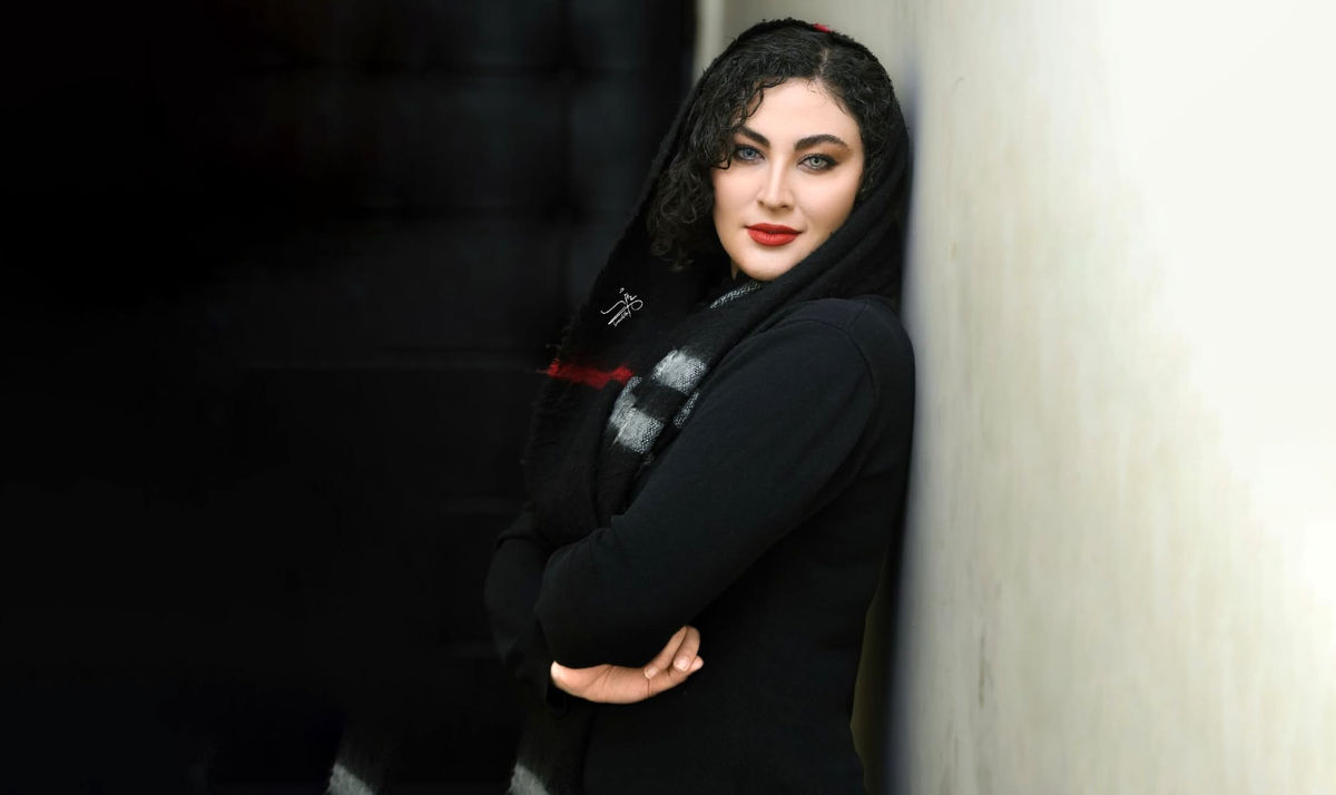 نگاهی به چیدمان شاهانه و مجلل خانه مریم مومن/ از مبلمان کلاسیک تا گل و گیاه آپارتمانی