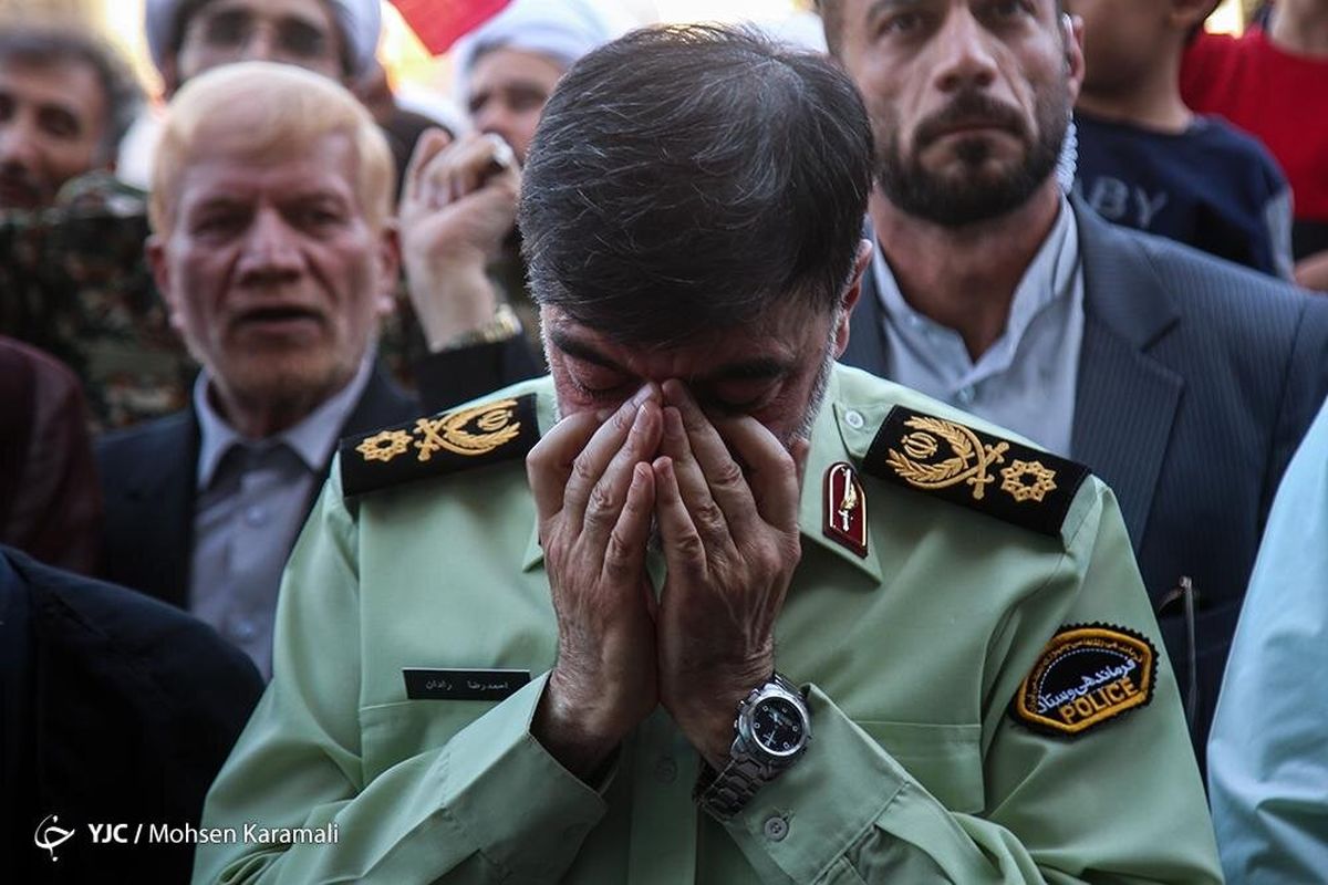 عکس| بوسیدن چادر یک دختر توسط سردار رادان