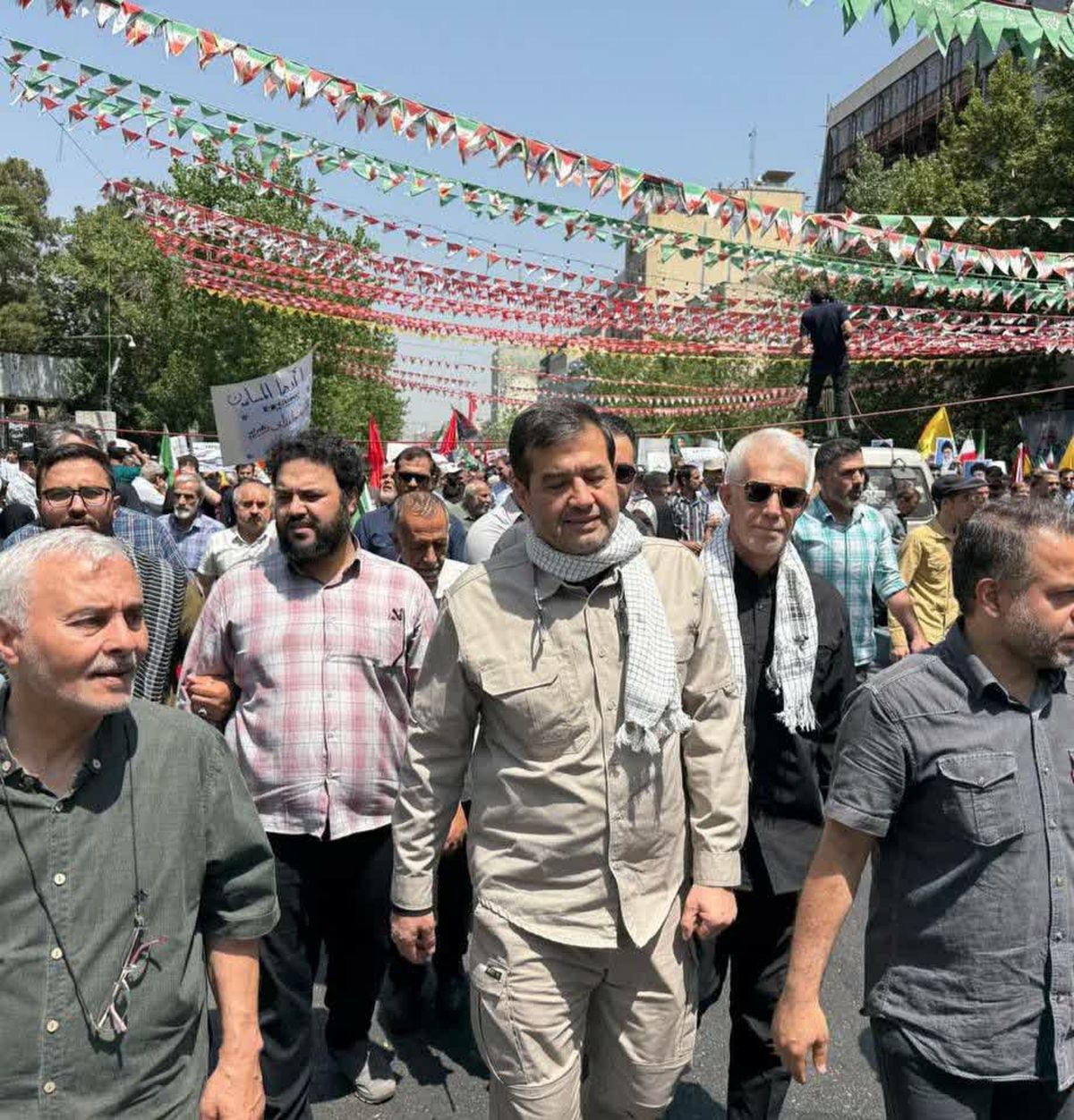حضور وزیر ورزش و جوانان در نماز جمعه تهران، در راهپیمایی خشم و نصر مردم تهران