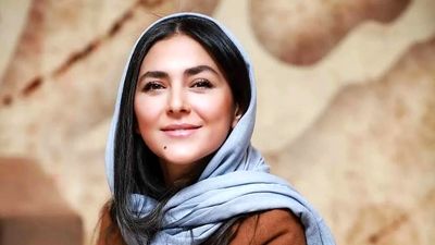استایل عجیب و غریب لیندا کیانی؛ عجب ست مانتو و شال قشنگی! + عکس