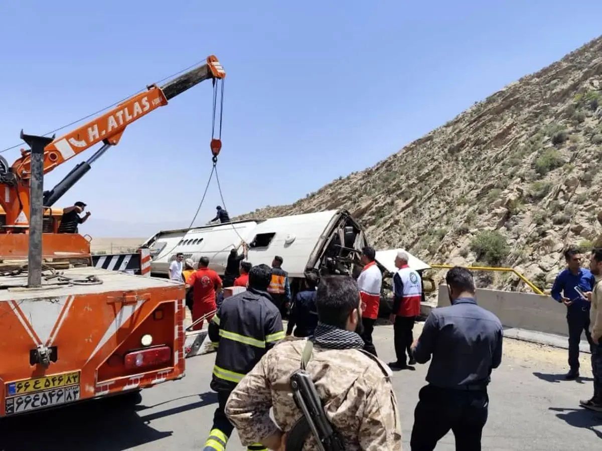 فوتی های حادثه واژگونی اتوبوس محور فیروزآباد به کوار به ۲۲ نفر رسید/ هیچیک از سرنشینان اتوبوس بدون آسیب نیستند