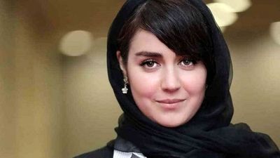 ژست های افسانه پاکرو در یک اتوبوس شیک قدیمی / زیبایی خانم بازیگر جلب توجه کرد