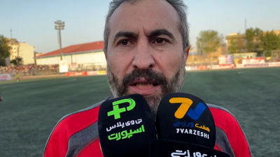 روبوسی علی لطیفی با دایی؛ خروج اسطوره در میان جمعیت پرتراکم