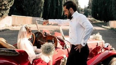 میز عصرانه مینا مختاری با گُل‌های نرگس و چای + عکس