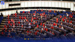 اعتراض نمایندگان پارلمان اروپا با پیراهن‌های قرمز در حمایت از غزه