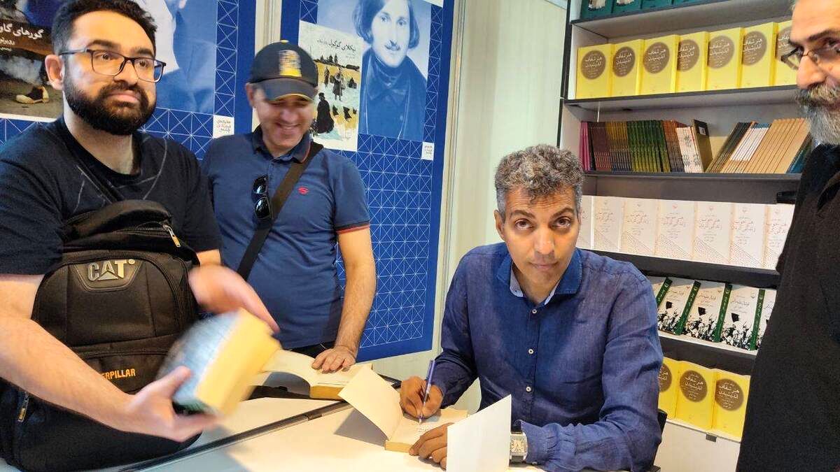 صف کشیدن برای عادل در مصلی بحثبرانگیز شد + عکس ها