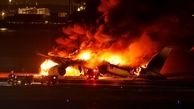 هواپیمای مسافربری روی باند فرودگاه در آتش سوخت