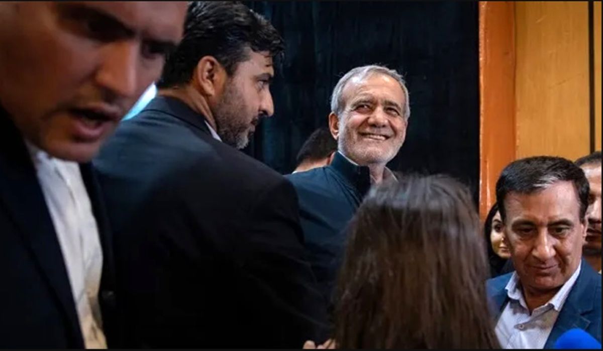 ویدئو منتشر شده از آتشسوزی محل سخنرانی پزشکیان