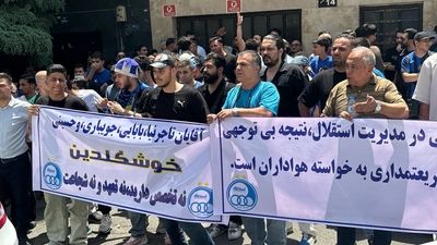 هواداران استقلال: ما با این تیم زندگی می کنیم، نمی توانید کار کنید بروید!