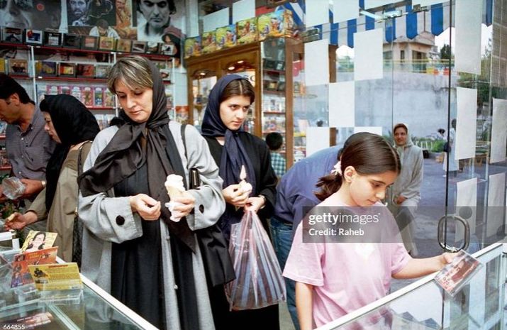 قاب تاریخ| اعظم طالقانی، فروش سی‌دی مجاز، خلبان نیروی هوایی‌ ارتش و عروسی در فسای شیراز