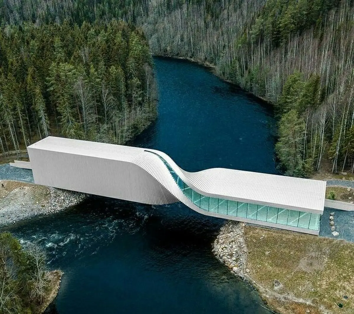 نمونه چشم‌گیر از جنون خلاقانه در طراحی خانه‌ای بر روی رودخانه؛ معماریی با عنوان دیوانه (ویدیو)