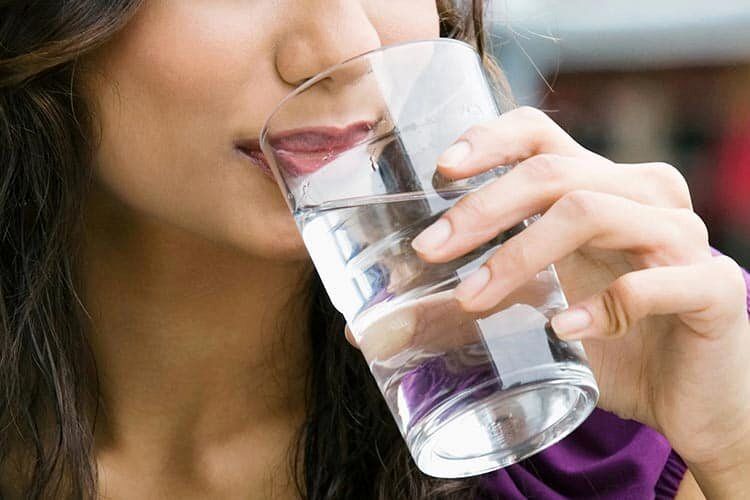 آیا نوشیدن آب پوست را آبرسانی می‌کند؟/ تفاوت پوست خشک و پوست دهیدراته 