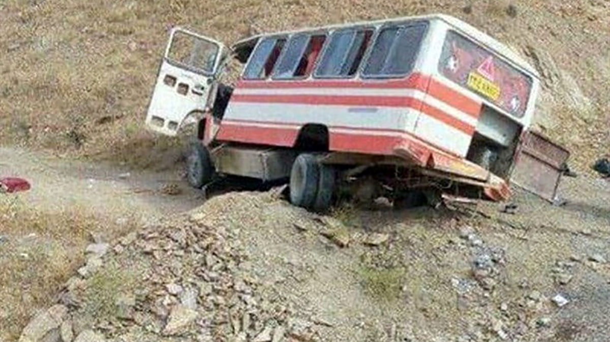 حادثه هولناک برای مینی‌بوس در محور دهدز با 8 مصدوم