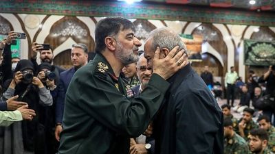 دیدار رئیس جمهور با خانواده‌های آسیب‌دیده از جنگ تحمیلی اسراییل